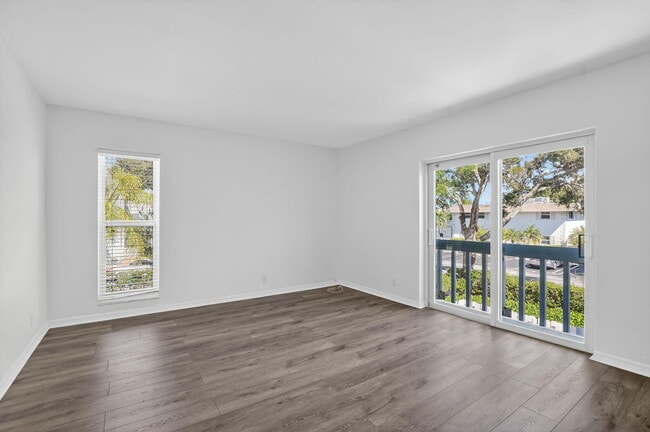 Building Photo - 1010 NE 8th Ave