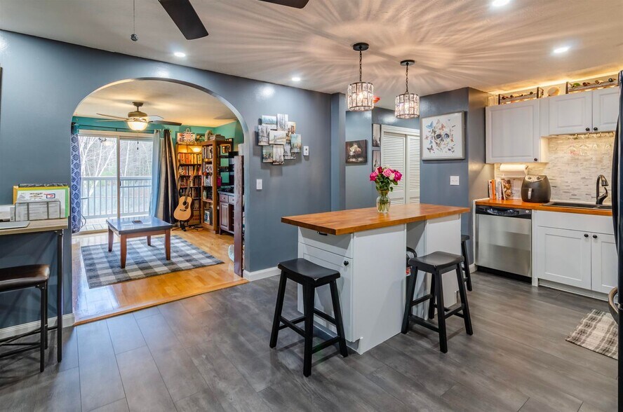 Primary Photo - 5 Timberwood Dr