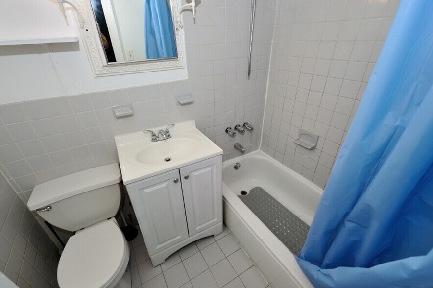 Building Photo - 708 9th Ave