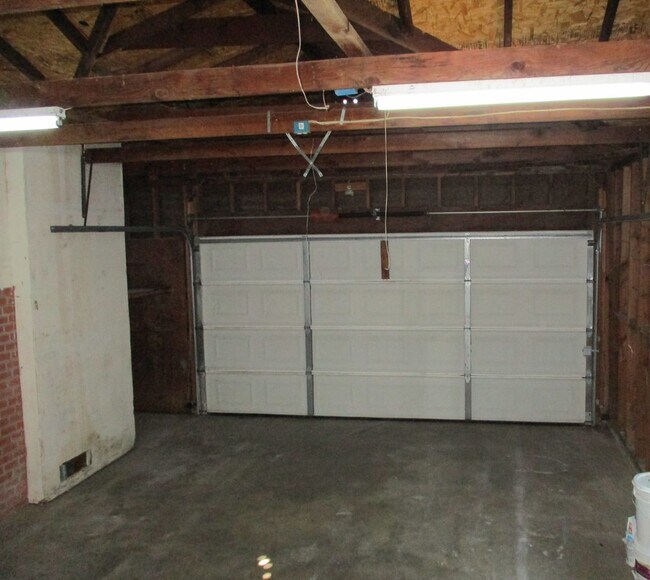 Building Photo - 2500 Dana Ln