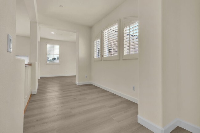 Building Photo - 10 Clearwater Cove