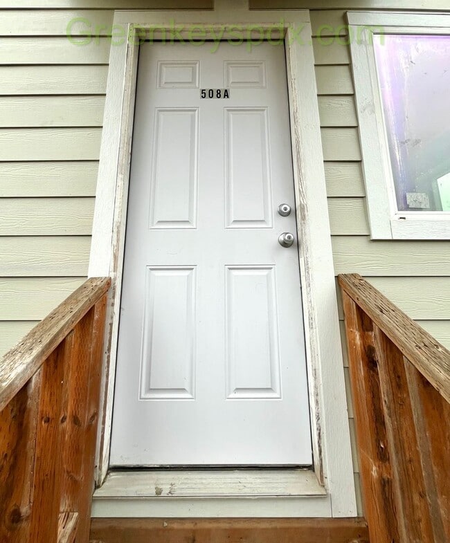 Building Photo - 2-Bedroom, 1-Bathroom Unit Available in Multiplex Near Downtown Hillsboro