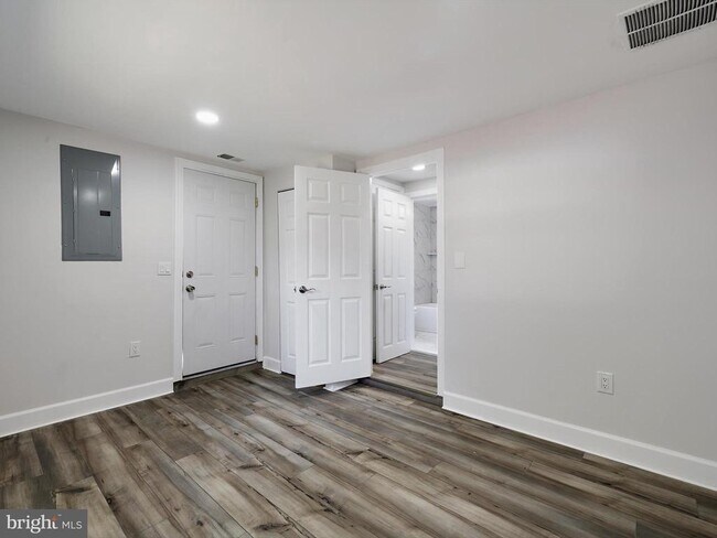 Building Photo - 4502 Elmwood Rd