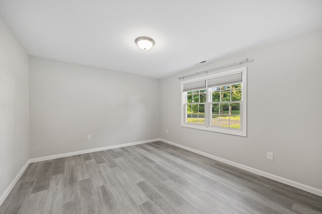 Building Photo - 38 Longvue Dr