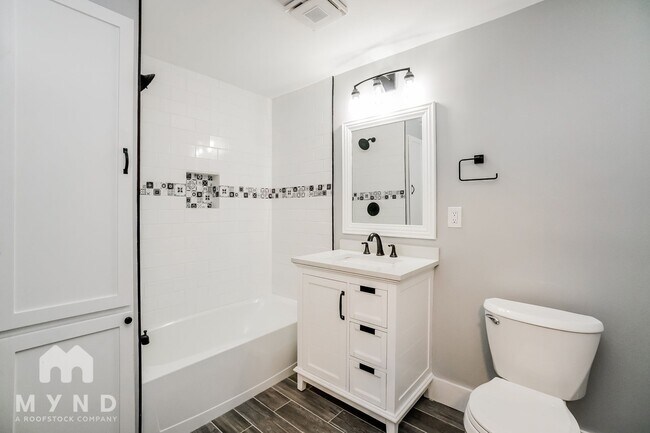 Building Photo - 727 Reinhard Ave