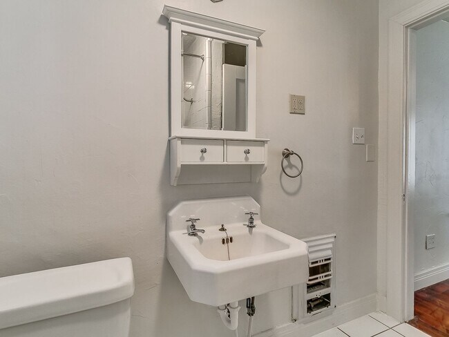 Building Photo - Charming 1 bed | 1 bath in great location