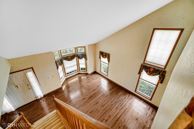 Building Photo - 1341 E Thacker St