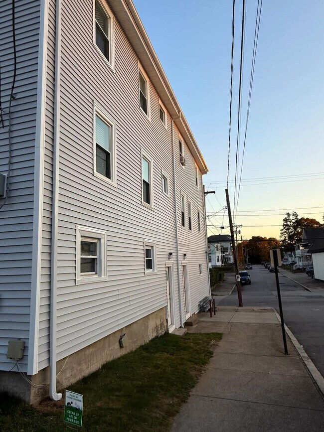 Building Photo - 508 Elm St