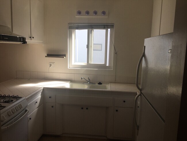 Building Photo - 416 Rosecrans Ave