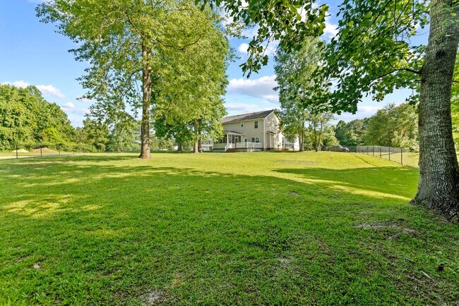 Building Photo - 4 Bedroom with Large Lot Available Now!