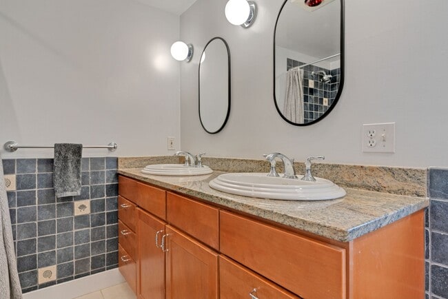 Building Photo - Stunning 4 Bed 2.5 Bath Steps from Willards Beach