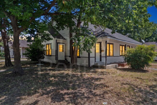 Building Photo - 1410 Sycamore St