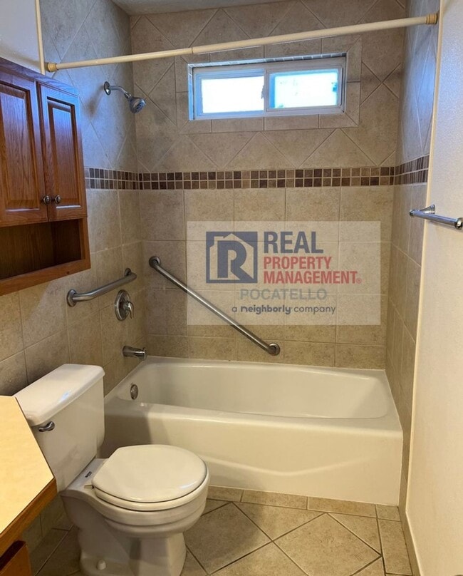 Building Photo - 2 bedroom 1 bath duplex - Single car garage