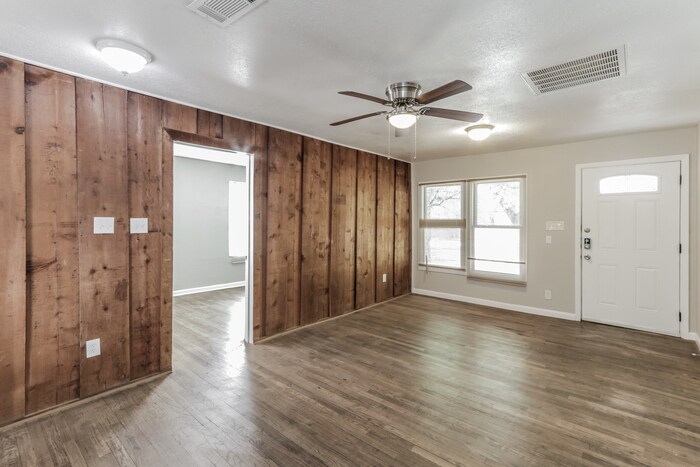 Building Photo - 402 Dawson Dr