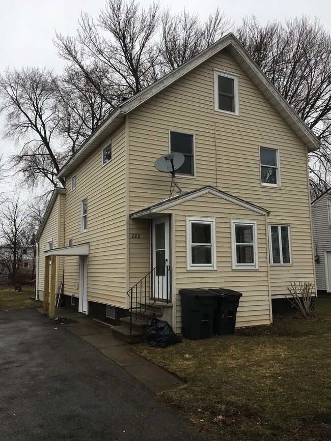 Building Photo - Spacious Mattydale 4 bed 1.5 bath home