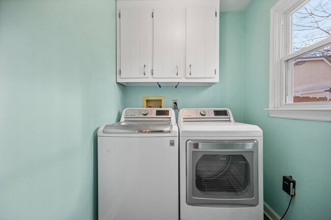 Building Photo - 8323 Outpost Cir