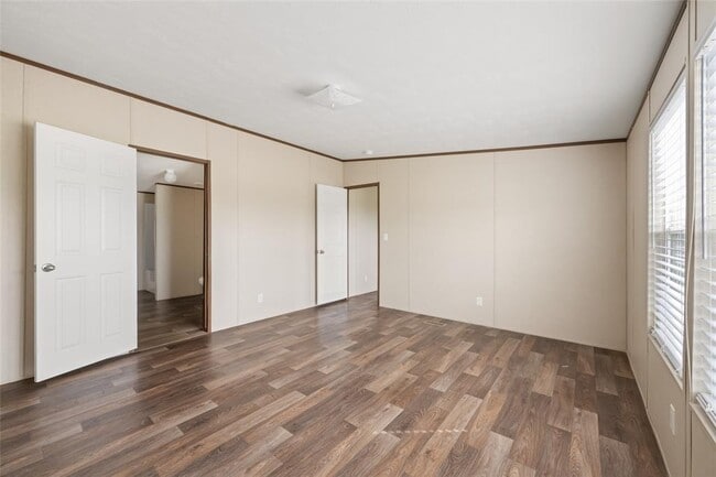 Building Photo - 360 Shady Oaks Dr