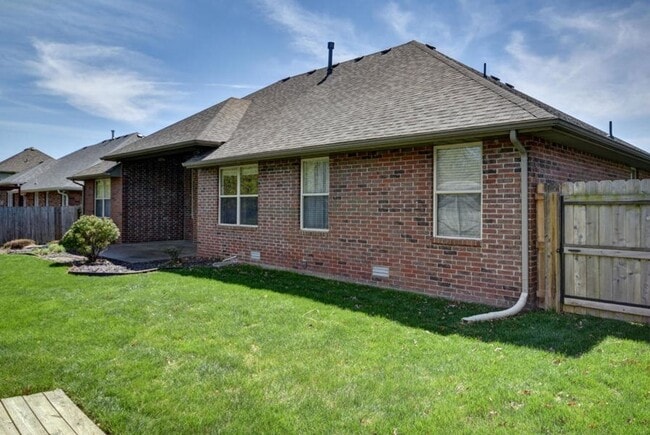 Building Photo - Executive Rental in Park Crest Meadows