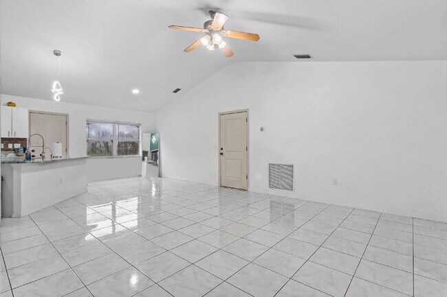 Building Photo - Updated 3BR Home with Fenced Backyard & Great Kitchen