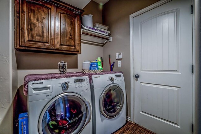 Building Photo - Deer Creek Schools + 4 bedroom + Gated Com...