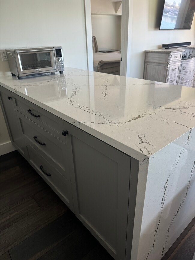 Building Photo - 686 Port Dr