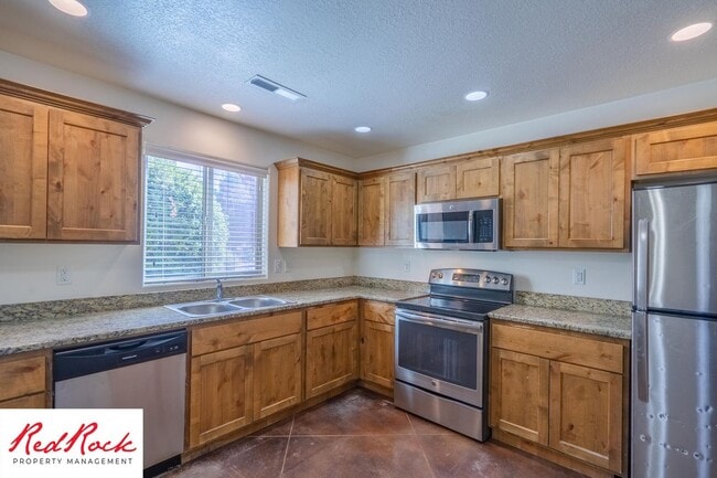 Building Photo - Charming 3 Bedroom Townhome with INTERNET INCLUDED & Dog-Friendly!