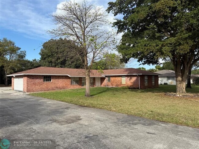 Primary Photo - 4100 SW 76th Ave