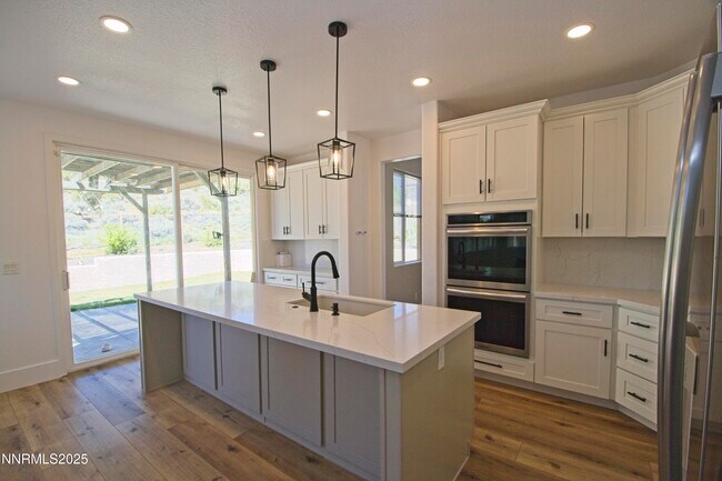 Building Photo - 3075 Roxbury Dr