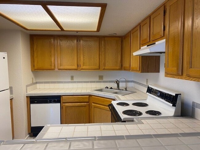 Building Photo - Waterfront 2BR 2B Condo Lower Level, gated with tennis,pool,spa,PRIVATE BEACH/DOCK