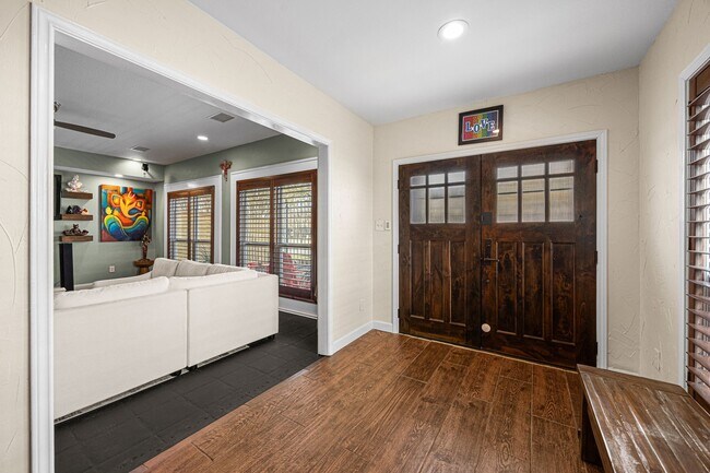 Building Photo - 202 E 7th St