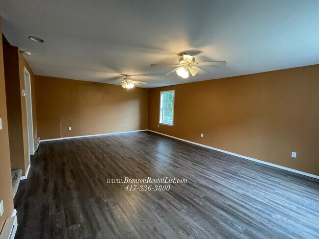 Building Photo - Large 5 Bedroom with lawn care and a community pool