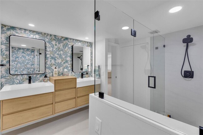 Building Photo - 2201 S Ocean Dr