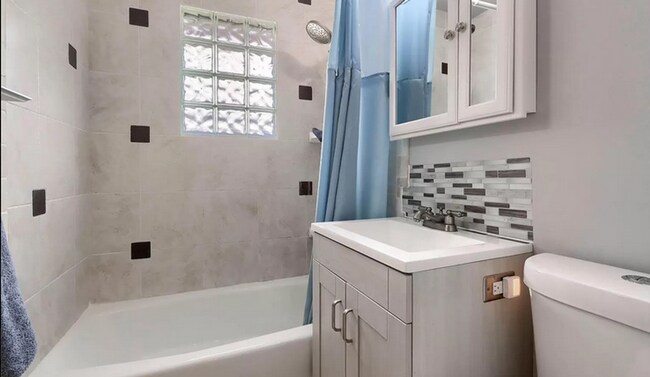 Building Photo - Huge room in a large shared home, private bathroom, great neighborhood, friendly roommates!