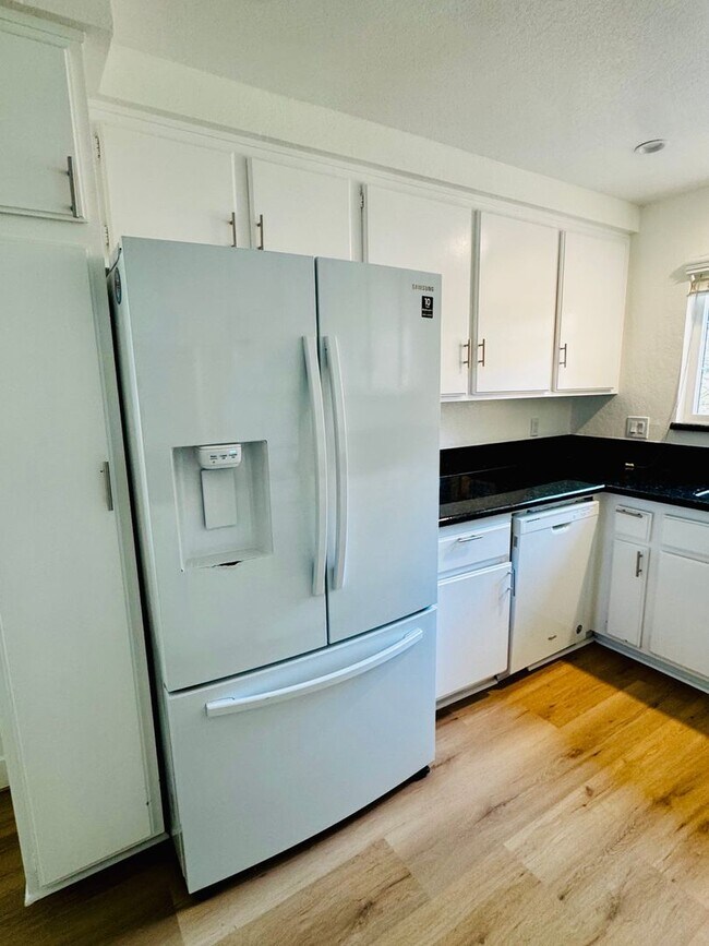 Building Photo - Remodelled 2 Bed 2 Bath For Rent at Signal Hill