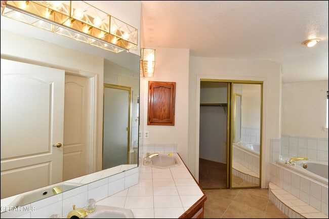 Building Photo - 6553 Brisa Del Mar Dr