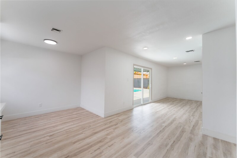 Building Photo - 1808 E St Louis Ave