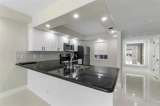 Building Photo - 605 Oaks Dr