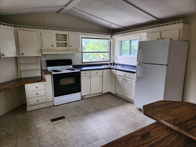 Building Photo - 118 Kiln Dr