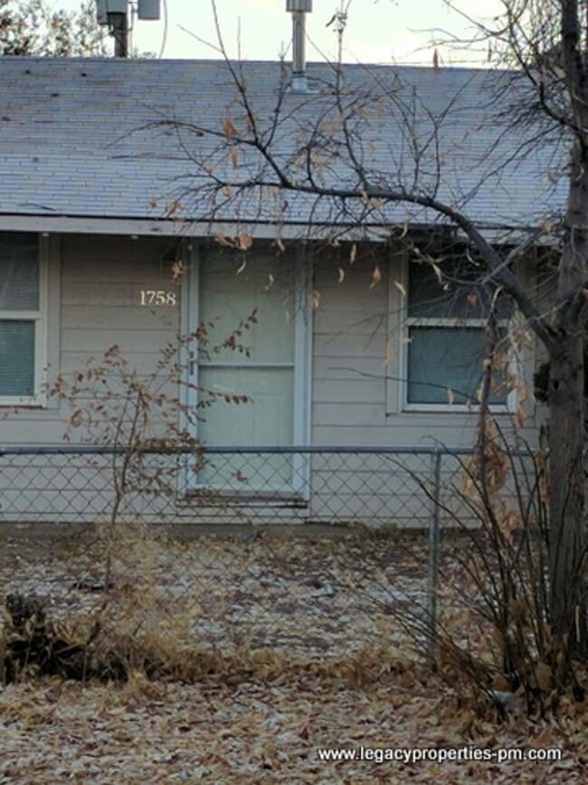 Building Photo - Cozy Aurora Condo