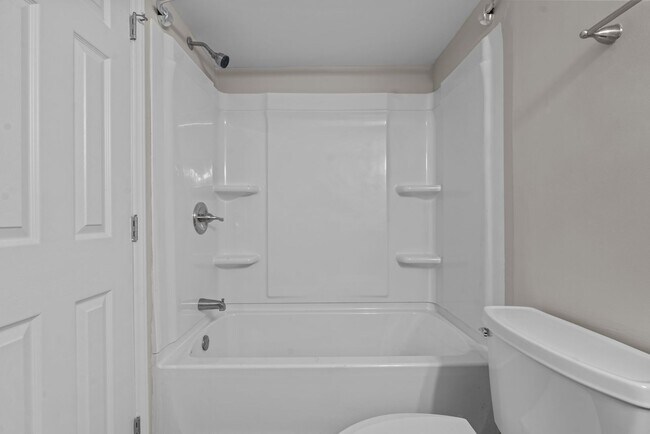 Building Photo - Experience Modern Living: Newly Renovated 1 Bed, 1 Bath Apartment Coming Soon!