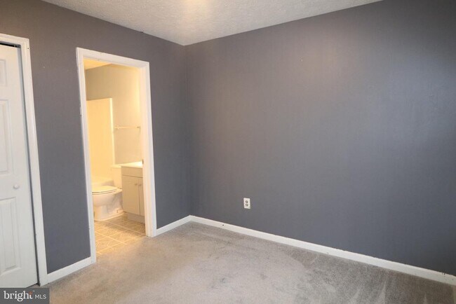 Building Photo - 104 Stingray Ct