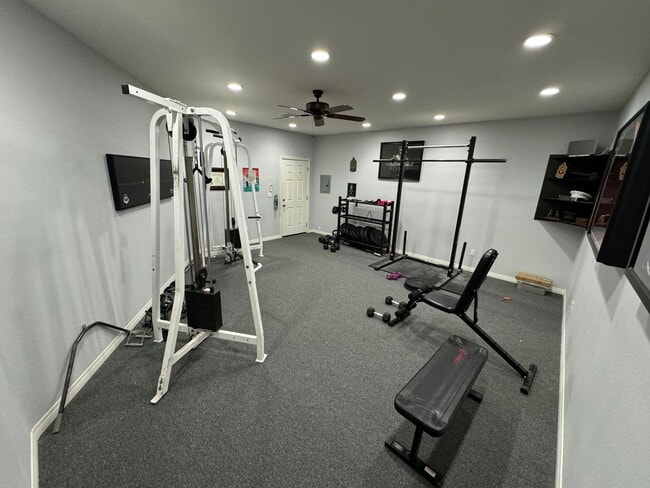 Building Photo - Spacious 6 bedroom home