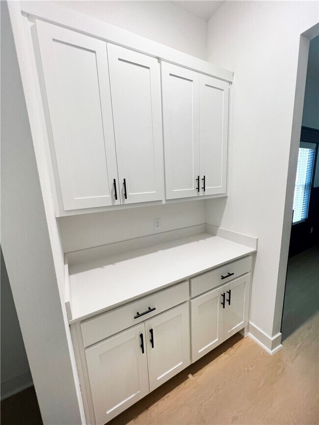 Building Photo - 6304 SW Luna Ln