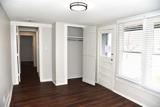 Building Photo - 900 W Chestnut St