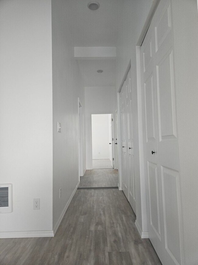 Building Photo - 703