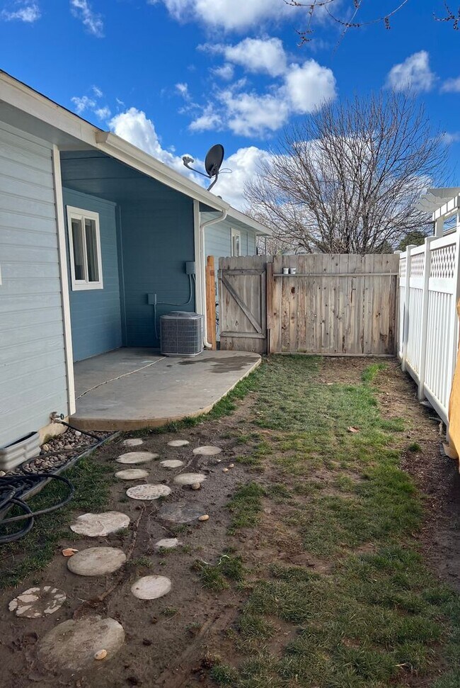 Building Photo - Coming soon! 3 bed single family home on a court