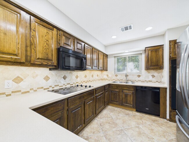 Building Photo - 3018 Highland Laurels Dr