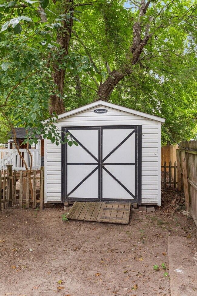 Building Photo - "Charming 3-Bedroom Retreat with 2 Full Baths in Hampton – Spacious 1494 Sq Ft Gem!"