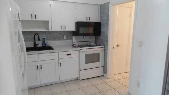 Building Photo - 9459 SW 51st Ct