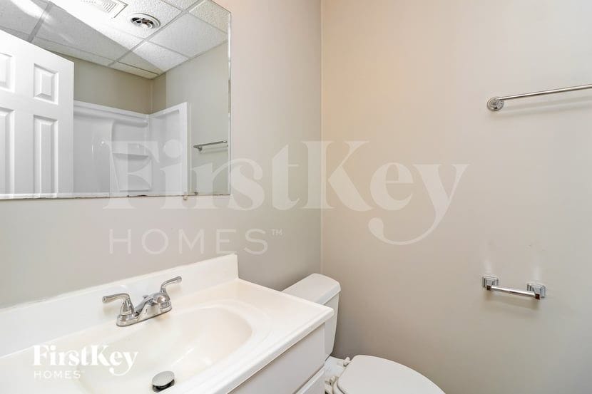 Building Photo - 5940 Seven Oaks Dr